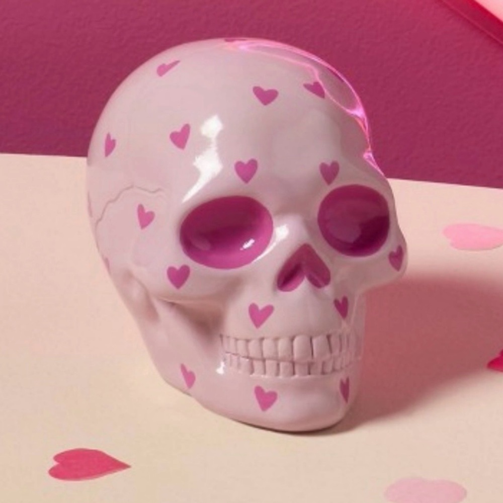 Decorative Pink Polyresin Skull with Hearts Sculpture - Think Valentine's Day! 🩷 - Picture 4 of 4